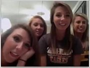 Четыре веселые студентки колледжа показывают все вместе ступни перед веб камерой