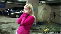 Секс с молодой девушкой блондинкой на автостоянке