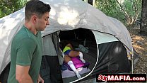 Девушка делает минет парню возле палатки на кемпинге